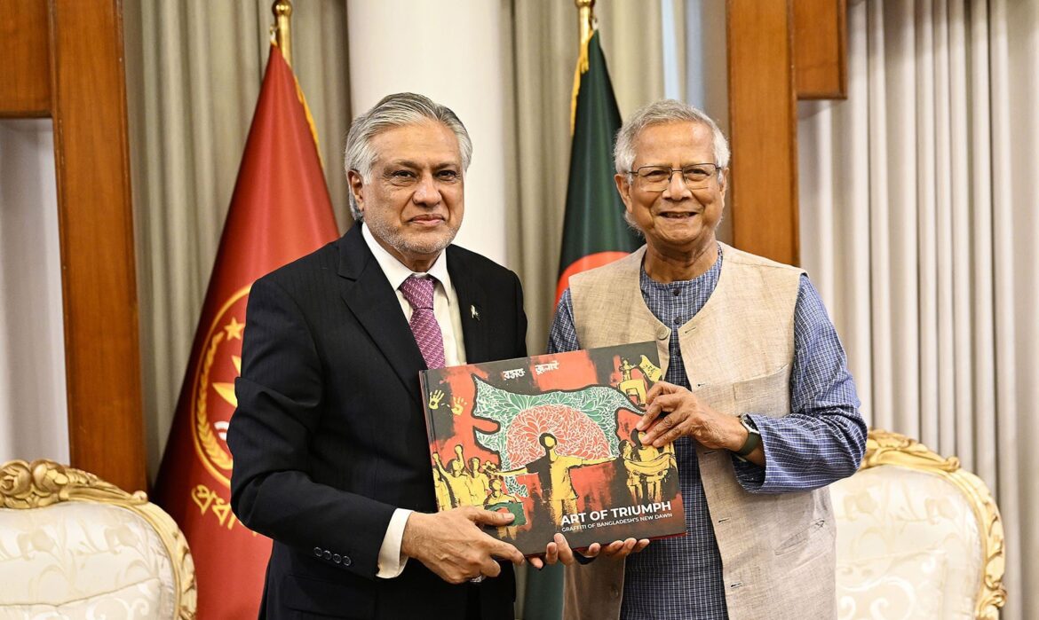 পাকিস্তানের উপ-প্রধানমন্ত্রী ইসহাক দারকে জুলাই অভ্যুত্থান নিয়ে বিশেষ বই উপহার দেন প্রধান উপদেষ্টা অধ্যাপক মুহাম্মদ ইউনূস। ছবি: পিআইডি