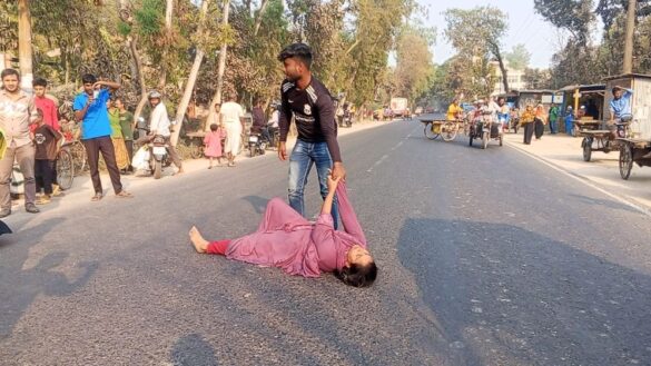 তারাগঞ্জ প্রাণিসম্পদ দপ্তরে নারীর অনশন