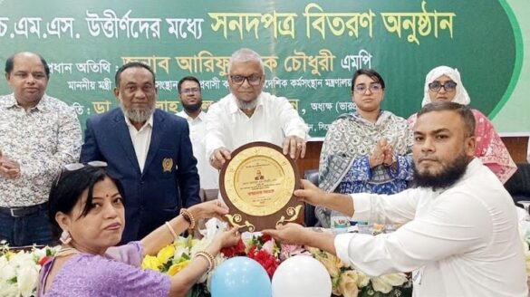  শ্রম ও কর্মসংস্থান এবং প্রবাসী কল্যাণ ও বৈদেশিক কর্মসংস্থান মন্ত্রী আরিফুল হক চৌধুরী