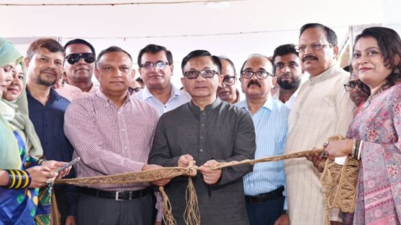 বস্ত্র ও পাটমন্ত্রী খন্দকার আব্দুল মুক্তাদির।